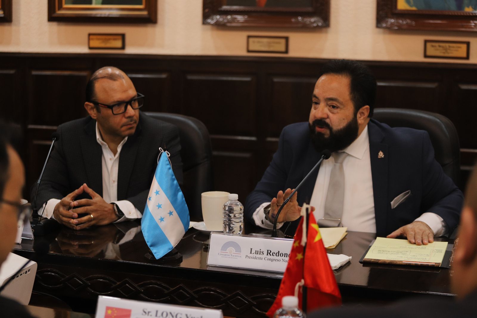 Acusan a Luis Redondo de intervenir en proceso de banco ligado a su entorno familiar